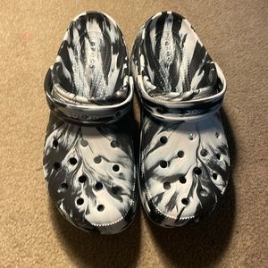 Marble black & white crocs